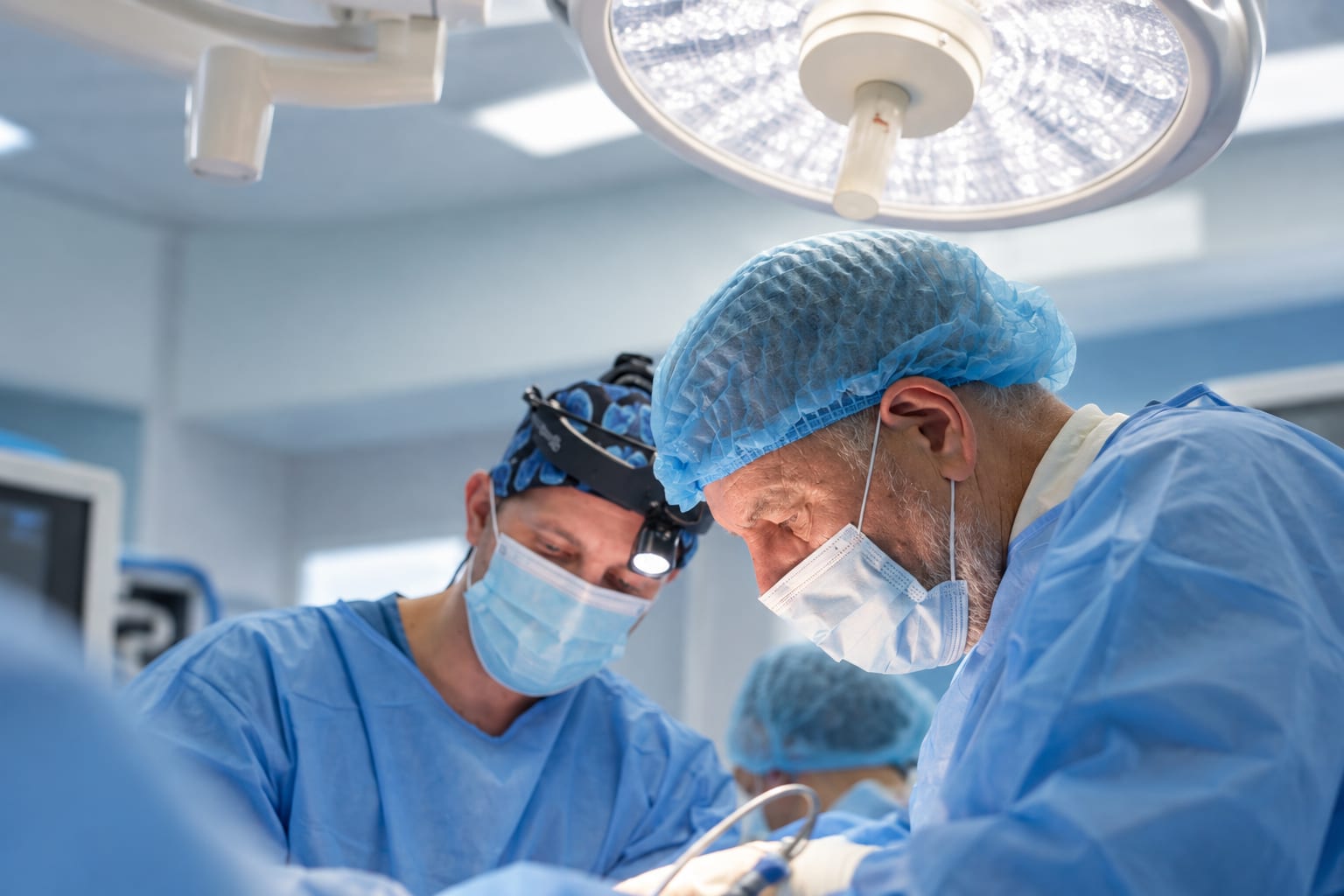 Surgeons of the thoracic oncology department operating under the surgical light